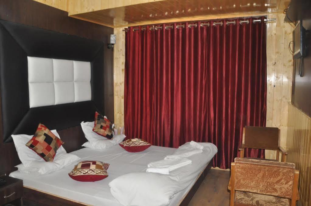 Hotel Azad Durgjan Buitenkant foto